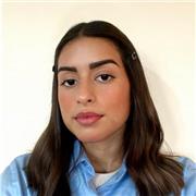 Profesora de inglés que imparte clase a niños de primaria